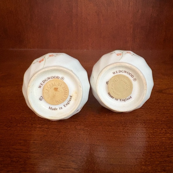 Wedgwood “Campion” White and Pink Porcelain Salt & Pepper Shakers❣️ - Picture 3 of 3